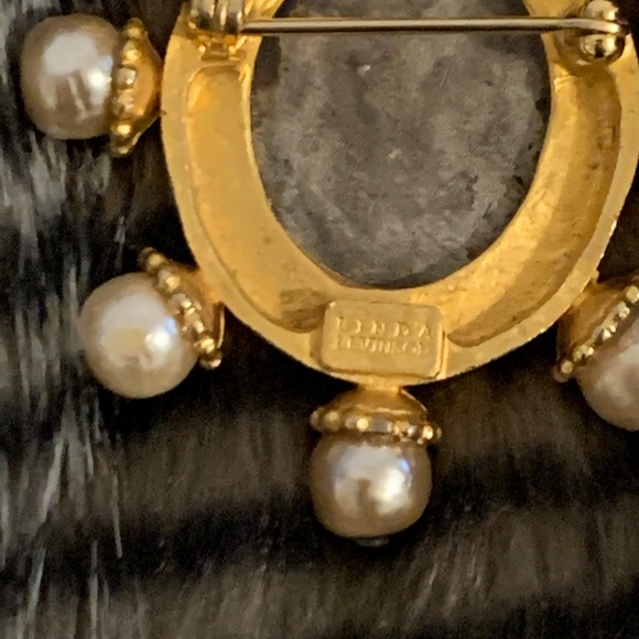 Vintage Linda Levinson Roman Coin Pearl Brooch - Picture 3 of 10
